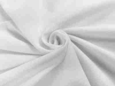 Zdjęcie przedstawiające białą dzianinę drapaną- materiał na poduszki dekoracyjne- w przybliżeniu na strukturę materiału