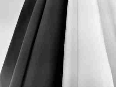 Zdjęcie przedstawiające przybliżenie na czarną i białą tkaninę Elanobawełnę Venetus 