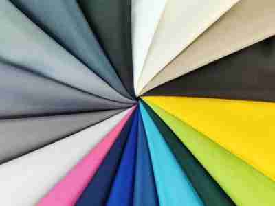 Zdjęcie prezentujące przykładową paletę kolorów tkaniny wodoodpornej typu oxford, odcienie szarości, beżu, niebieskiego, biel, róż, żółty i czarny