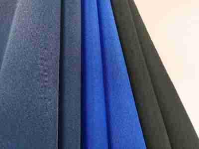 Zdjęcie przedstawiające tkaninę poliestrową diagonal 1016 w kolorze granatowym, niebieskim oraz czarnym 