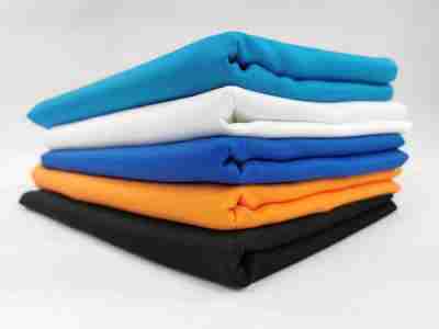 Zdjęcie przedstawiające poliestrową tkaninę Diagonal 1024 w palecie kolorów- błękitnym, białym, niebieskim, pomarańczowym i czarnym