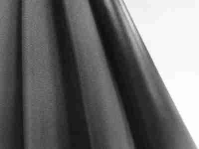 Zdjęcie prezentujące przybliżenie na wierzchnią i spodnią stronę tkaniny wodoodpornej Oxford S44 w kolorze czarnym