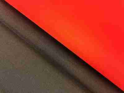 Zdjęcie przedstawiajace tkaninę wodoodporną Ripstop w dwóch kolorach- czarnym i czerwonym w przybliżeniu