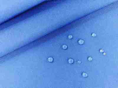 Zdjęcie przedstawiające materiał wodoodporny, tkaninę poliestrową typu oxford w kolorze niebieskim w przybliżeniu