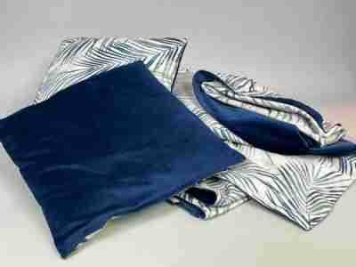 Zdjęcie przedstawiające poduszki oraz narzutę (kapę) na łóżko wykonane z tkaniny dekoracyjnej welurowej (Velvet), 100% poliester, w kolorze niebieskim