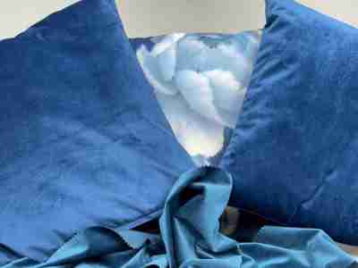 Zdjęcie niebieskich poduszek z tkaniny Welur, Velvet (100% poliester)