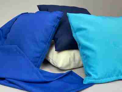 Zdjęcie prezentujące grupę niebieskich poduszek wykonanych z tkaniny Panama Strecz 100% poliester