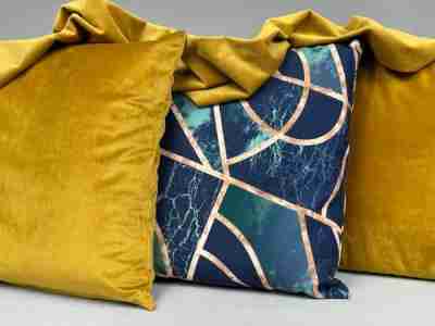 Zdjęcie prezentujące trzy poduszki w kolorze żółtym oraz ze wzorem, z tkaniny welur, velvet (100% poliester)