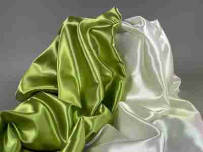 Zdjęcie satyny atłasowej (100% poliester) w kolorze zielonym i kremowym 