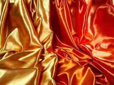 Satyna poliestrowa (100% poliester), ułożenie tkaniny w kolorach złotym i pomarańczoym