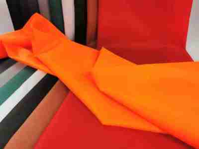 Zdjęcie przedstawiające pomarańczową tkaninę wodoodporną, Ortalion L790 na tle przykładowych kolorów materiału