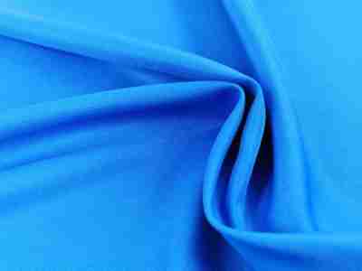 Zdjęcie prezentujące materiał Diagonal, tkaninę poliestrową w kolorze niebieskim w odcieniu lapis-lazuli