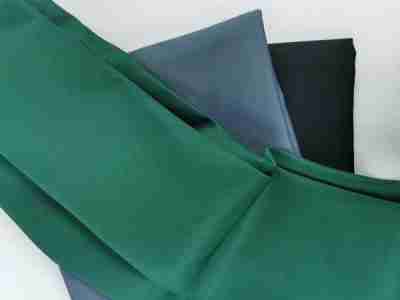 Zdjęcie tkaniny poliestrowo-bawełnianej, Elanobawełny Grety 1027 w kolorze zieleni butelkowej, szarym i czarnym