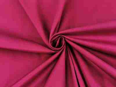 Zdjęcie prezentujące tkaninę Elanobawełnę Radus Stretch w kolorze czerwonym w odcieniu buraczkowym