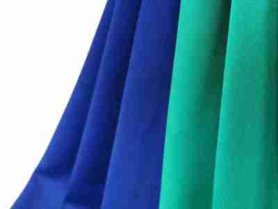 Zdjęcie prezentujące niebieską oraz zieloną tkaninę poliestrowo-bawełnianą, Elanobawełnę Orion 1124 w przybliżeniu