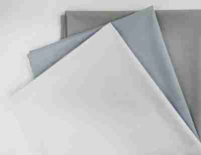 Zdjęcie przedstawiajace tkaninę poliestrową z wiskozą, materiał na fartuchy i koszule w trzech kolorach- białym, niebieskim i szarym