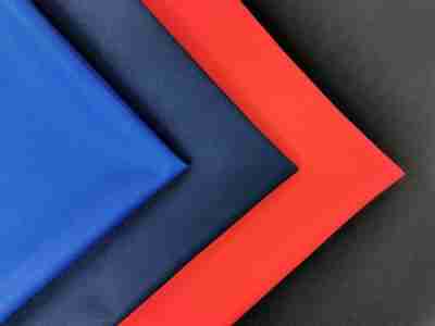 Zdjęcie prezentujące tkaninę poliestrową Diagonal 1016 w kolorze niebieskim, granatowym, czerwonym oracz czarnym
