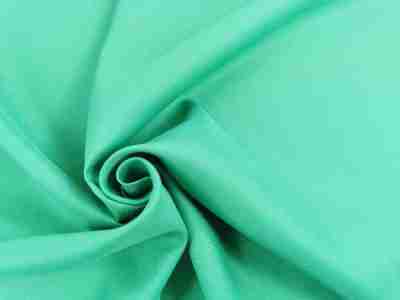 Zdjęcie prezentujące przybliżenie na tkaninę poliestrową, Diagonal- materiał na odzież roboczą i codzienną w kolorze jasnej zieleni