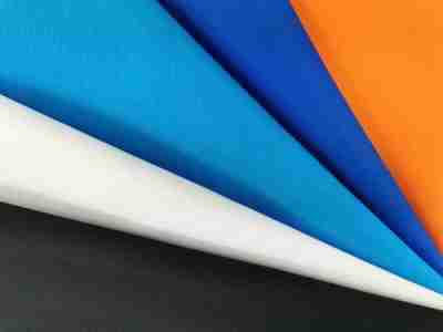 Zdjęcie prezentujące przykładową paletę kolorów tkaniny poliestrowej, materiału Diagonal, kolor czarny, biały, błękitny, niebieski i pomarańczowy