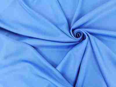 Zdjęcie przedstawiające tkaninę poliestrową diagonal w kolorze niebieskim w przybliżeniu na splot i strukturę materiału