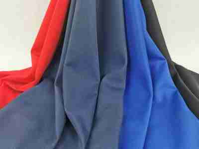 Zdjęcie prezentujące materiał poliestrowy Tkaninę Diagonal 1016 w kolorze czerwonym, granatowym, niebieskim i czarnym