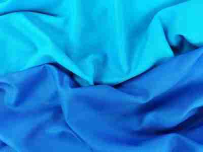 Zdjęcie prezentujące tkaninę poliestrową Diagonal 1024 w kolorze ciemnego błękitu oraz niebieskim w odcieniu lapis-lazuli