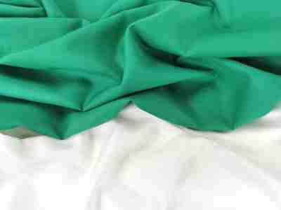 Zdjęcie prezentujące zieloną oraz kremową tkaninę poliestrową Diagonal- materiał na ubrania robocze w przybliżeniu na strukturę tkaniny