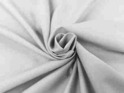 Zdjęcie przedstawiające przybliżenie na tkaninę poliestrową z wiskozą w kolorze lekkiej szarości