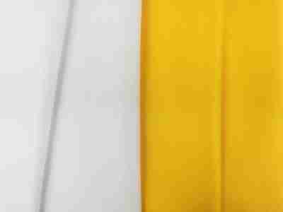 Zdjęcie prezentujące białą oraz żółtą tkaninę wodoodporną Oxford S65N w przybliżeniu