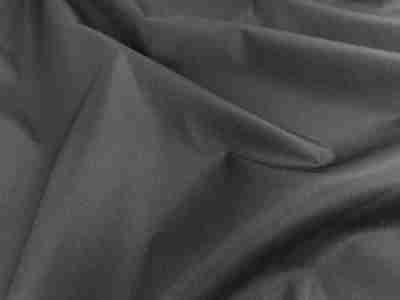 Zdjęcie przedstawiające przybliżenie na swobodnie ułożoną tkaninę wodoodporną Oxford S64 w kolorze czarnym