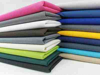 Zdjęcie przedstawiające kolory tkaniny wodoodpornej Oxfordu S65N w przybliżeniu, odcienie szarości, zieleni, niebieskiego, beżu, róż, biel oraz czerń 
