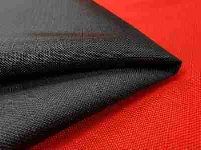 Zdjęcie przedstawiające materiał wodoodporny Ripstop S84 w dwóch kolorach-czerni i czerwieni w przybliżeniu na splot tkaniny