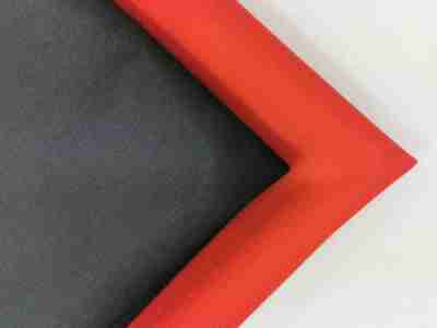 Zdjęcie przedstawiające tkaninę wodoodporną Ripstop w kolorze czarnym i czerwonym w przybliżeniu na strukturę materiału