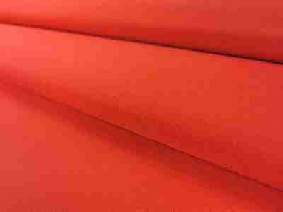 Zdjęcie prezentujące przybliżenie na czerwoną tkaninę wodoodporną Ripstop, materiał na pokrowce i plecaki