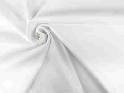 Zdjęcie prezentujące tkaninę wodoodporną Softshell, materiał na kurtki i bluzy, w kolorze białym