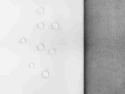Zdjęcie prezentujące białą tkaninę wodoodporną Softshell w przybliżeniu na wierzchnią i spodnią stronę materiału