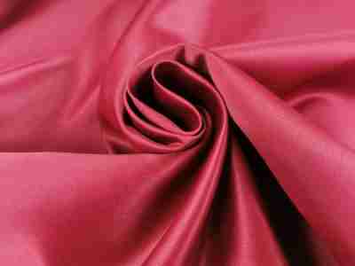 Zdjęcie prezentujące tkaninę na obrusy plamoodporne AXB w kolorze wiśniowej czerwieni w przybliżeniu