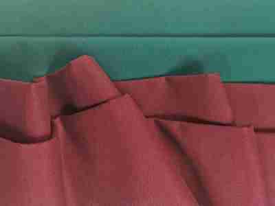 Zdjęcie prezentujące zieloną i bordową tkaninę bawełnianą, materiał Drelich, w przybliżeniu na strukturę tkaniny