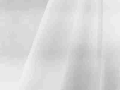 Zdjęcie przedstawiające tkaninę bawełnianą Drelich, materiał na odzież roboczą oraz torby w kolorze białym  
