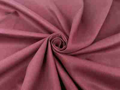 Zdjęcie przedstawiające materiał bawełniany w kolorze czerwieni bordo w przybliżeniu na splot tkaniny
