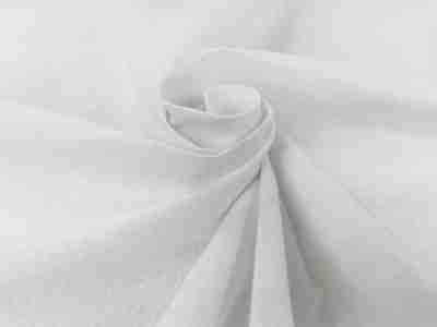 Zdjęcie prezentujące przybliżenie na białą Tkaninę Bawełnianą BZ15, materiał na prześcieradła i torby