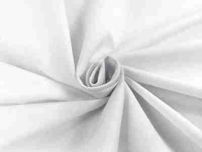 Zdjęcie prezentujące przybliżenie na białą tkaninę Elanobawełnę Radus 1202