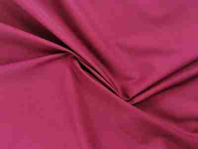 Zdjęcie przedstawiające tkaninę Elanobawełnę Radus w kolorze czerwieni buraczkowej