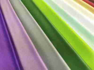 Zdjęcie przedstawia tkaninę obrusową plamoodporną w palecie kolorów, odcienie fioletu, zieleni, bieli, ecru, złota, czerwieni i brązu