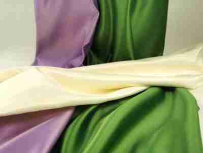 Zdjęcie prezentujące poliestrową tkaninę na obrusy, bieżniki i dekoracje w kolorze ecru, lawendowym i zielonym