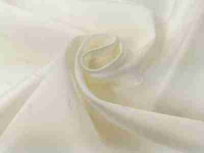 Zdjęcie przybliżenia na kremową tkaninę obrusową żakard ze wzorem w romby