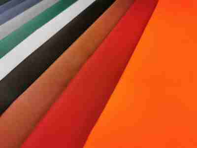 Zdjęcie przedstawiające tkaniny wodoodporne, ortaliony L790 w dostępnej kolorystyce, odcienie czerwieni, czerń, biel, zieleń i szarości