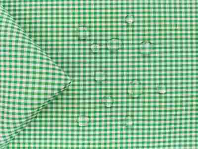 Zdjęcie prezentujące plamoodporną tkaninę Panama w biało-zieloną kratkę vichy z kroplami wody