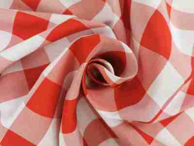 Zdjęcie przestawia przybliżenie na obrusową tkaninę Panama we wzorze w kratkę biało-czerwoną