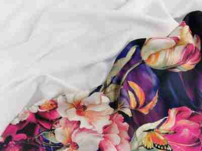 Zdjęcie przybliżenia na tkaninę żorżeta -materiał na sukienki- we wzorze w kwiaty i kolorze białym